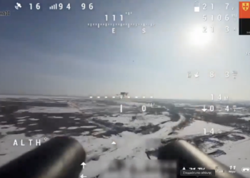 Ουκρανικό FPV drone εξοπλισμένο με καραμπίνα εντοπίζει και καταστρέφει ρωσικά UAV σε πραγματικό χρόνο – Δεν υπάρχουν άχρηστα όπλα